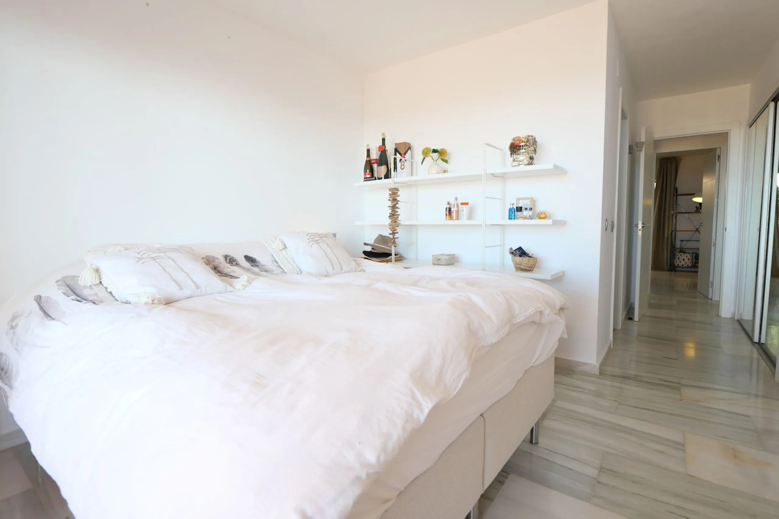 Diese attraktive Wohnung wurde von den jetzigen Eigentümern in neuwertigem Zustand renoviert mit neuen Türen, Badezimmern und einer modernen Küche. Sie befindet sich in einem der besten Südlagen des Komplexes. Ein Besichtigungstermin ist unbedingt erforderlich im oberen Teil