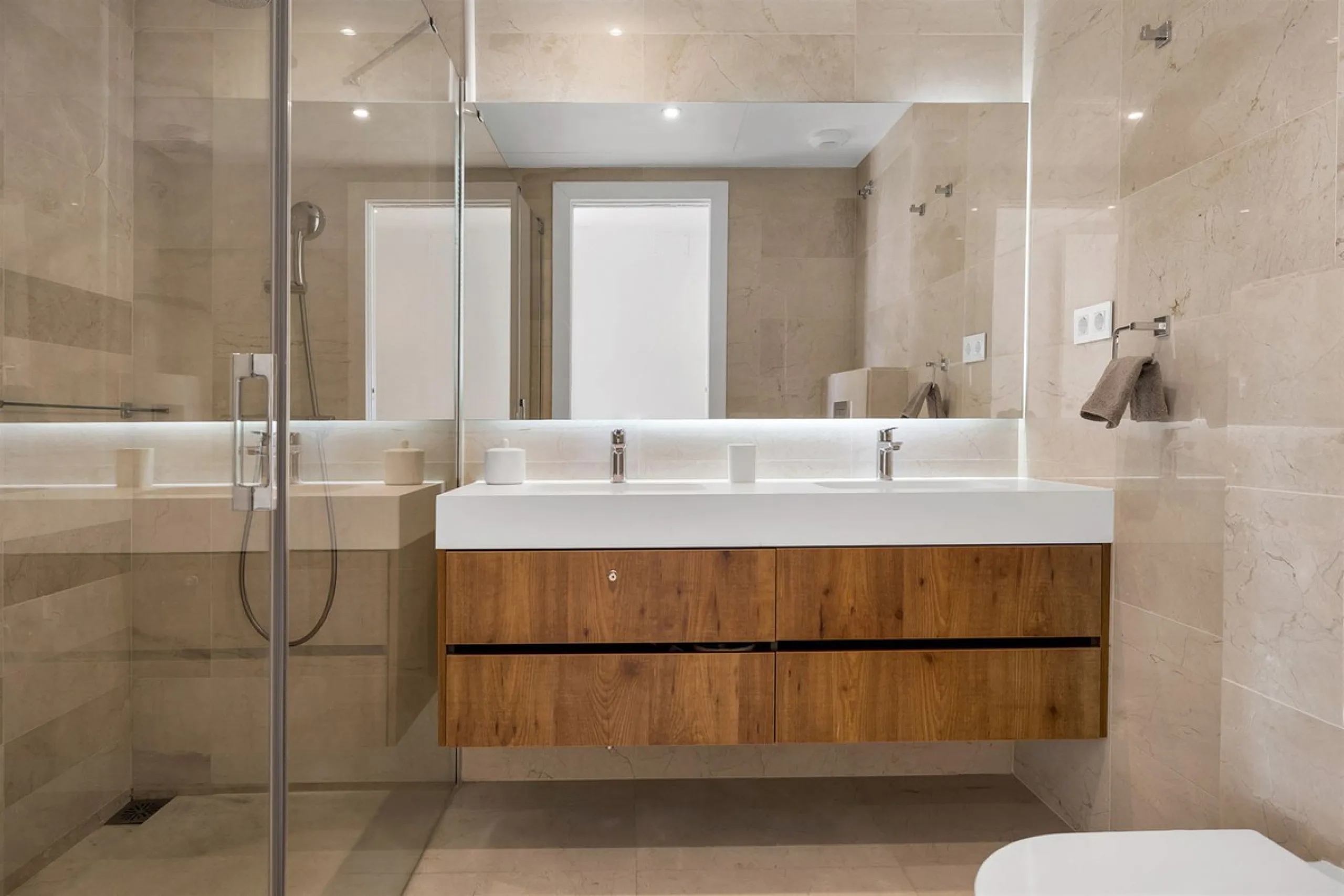 ICONIC SOUTH-FACING DUPLEX PENTHOUSE WITH PRIVATE SOLARIUM & POOL FOR SALE