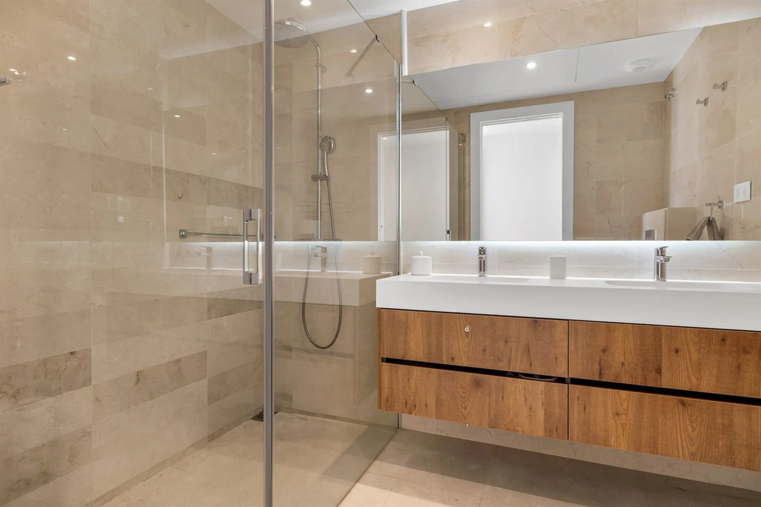 ICONIC SOUTH-FACING DUPLEX PENTHOUSE WITH PRIVATE SOLARIUM & POOL FOR SALE