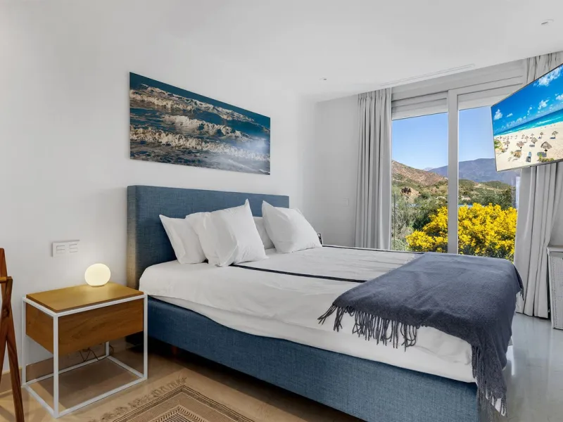 ICONIC SOUTH-FACING DUPLEX PENTHOUSE WITH PRIVATE SOLARIUM & POOL FOR SALE