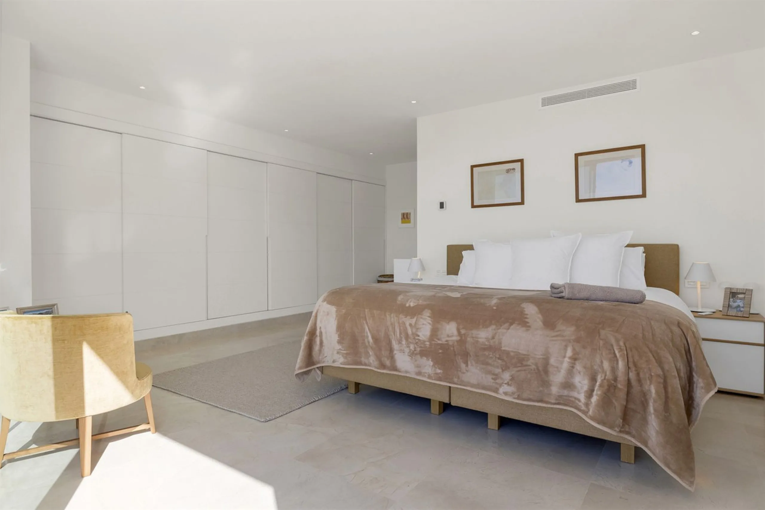 ICONIC SOUTH-FACING DUPLEX PENTHOUSE WITH PRIVATE SOLARIUM & POOL FOR SALE