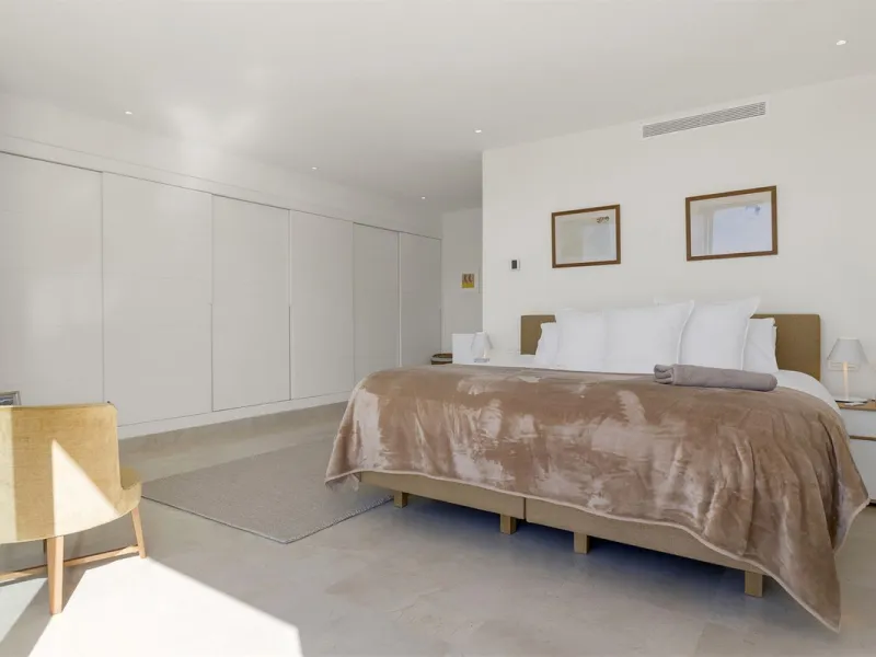 ICONIC SOUTH-FACING DUPLEX PENTHOUSE WITH PRIVATE SOLARIUM & POOL FOR SALE