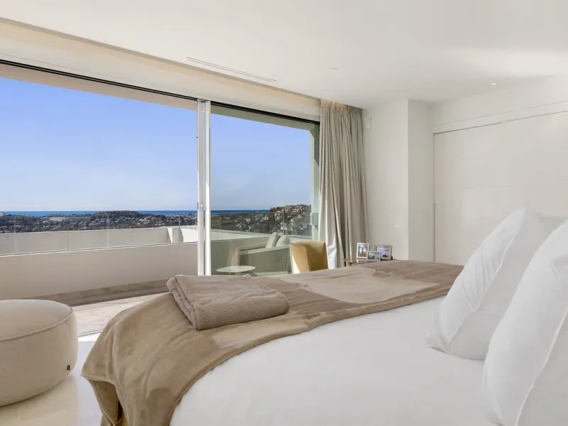 ICONIC SOUTH-FACING DUPLEX PENTHOUSE WITH PRIVATE SOLARIUM & POOL FOR SALE