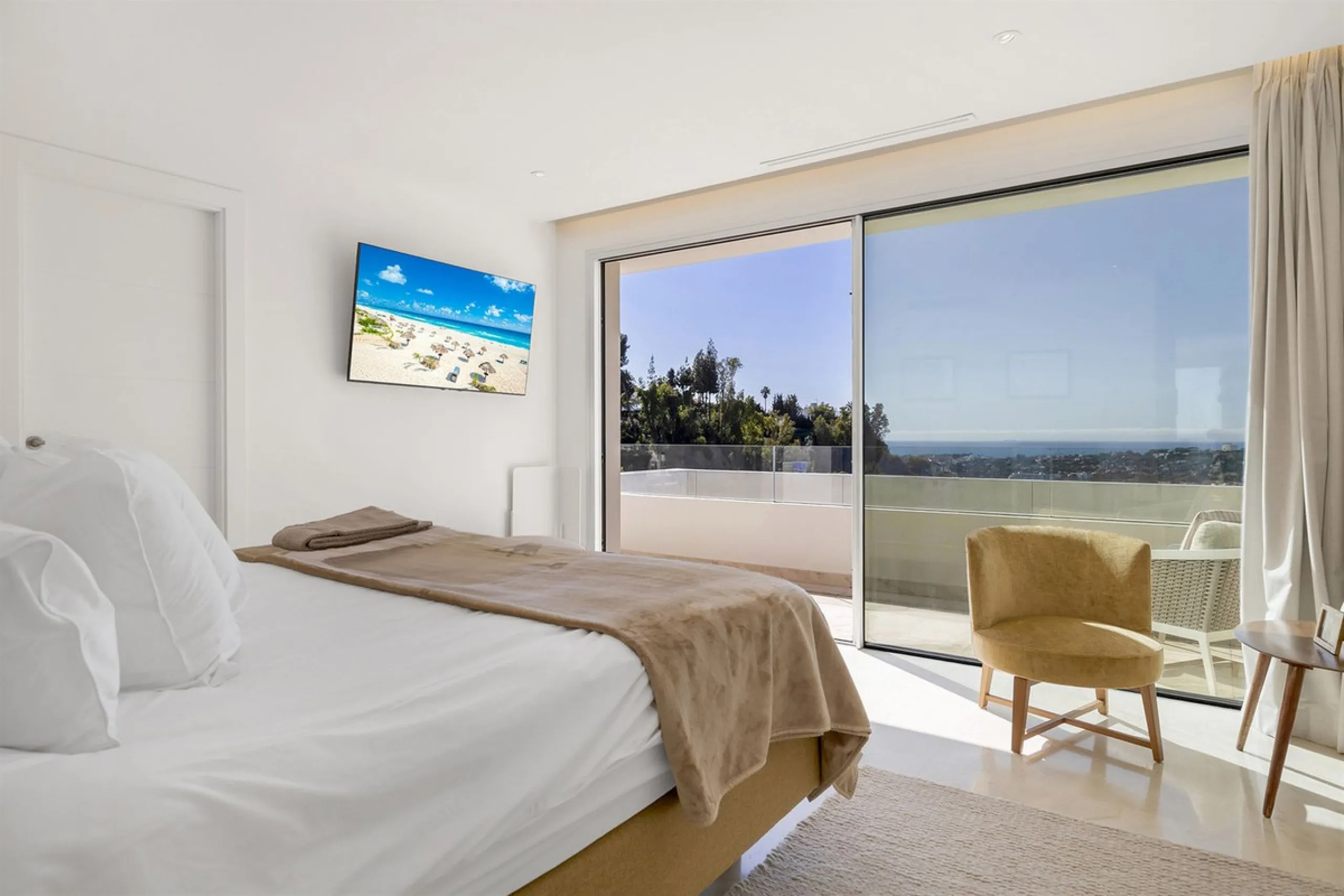 ICONIC SOUTH-FACING DUPLEX PENTHOUSE WITH PRIVATE SOLARIUM & POOL FOR SALE