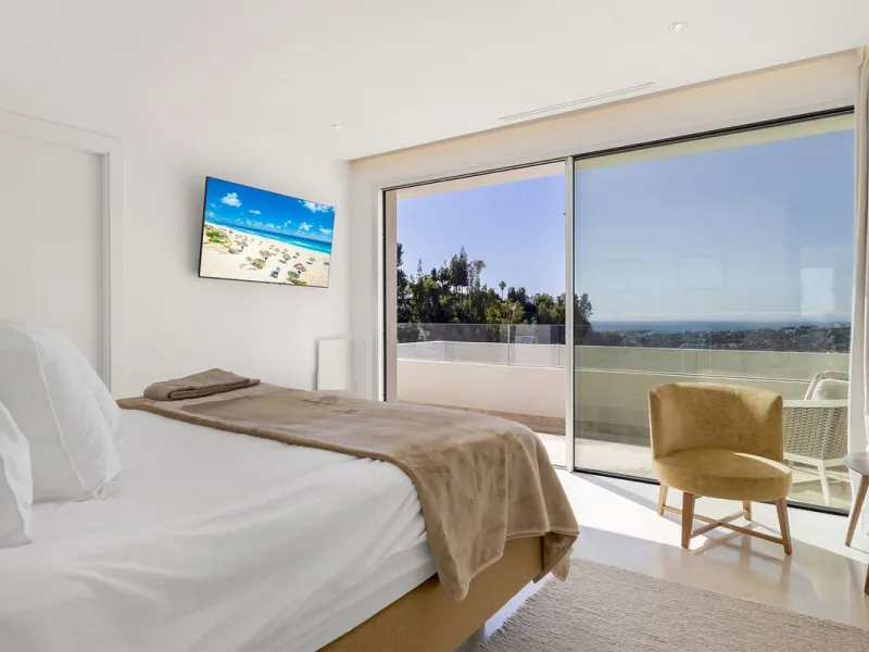 ICONIC SOUTH-FACING DUPLEX PENTHOUSE WITH PRIVATE SOLARIUM & POOL FOR SALE