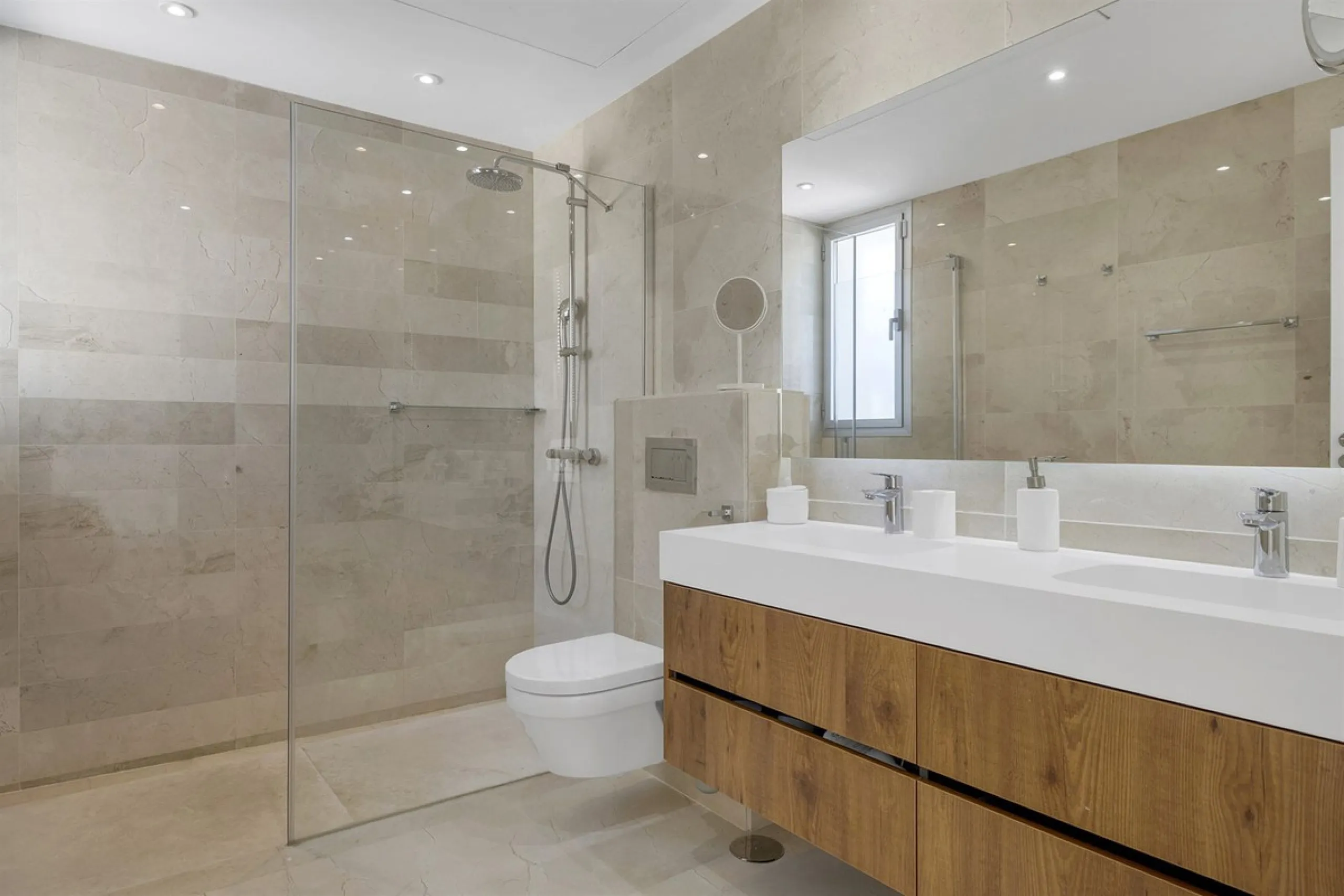 ICONIC SOUTH-FACING DUPLEX PENTHOUSE WITH PRIVATE SOLARIUM & POOL FOR SALE