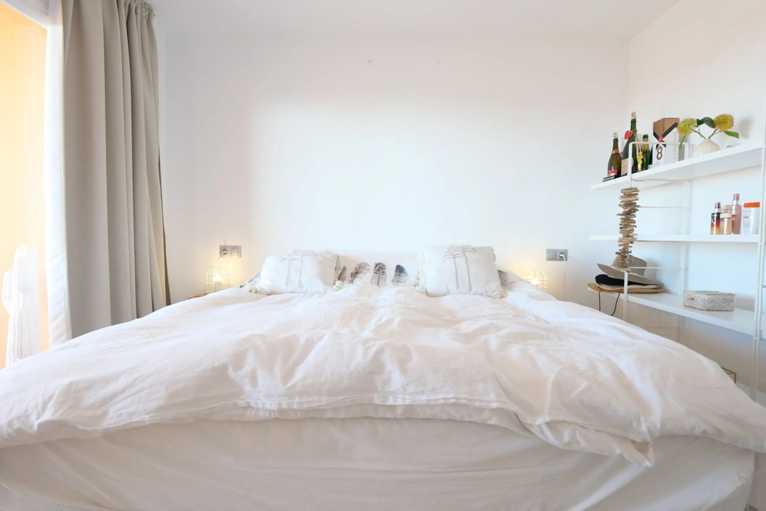 Diese attraktive Wohnung wurde von den jetzigen Eigentümern in neuwertigem Zustand renoviert mit neuen Türen, Badezimmern und einer modernen Küche. Sie befindet sich in einem der besten Südlagen des Komplexes. Ein Besichtigungstermin ist unbedingt erforderlich im oberen Teil