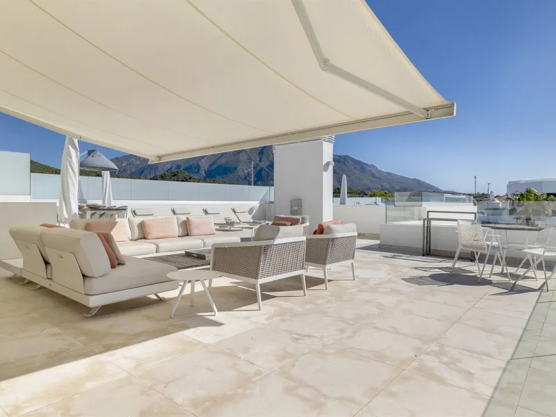 ICONIC SOUTH-FACING DUPLEX PENTHOUSE WITH PRIVATE SOLARIUM & POOL FOR SALE