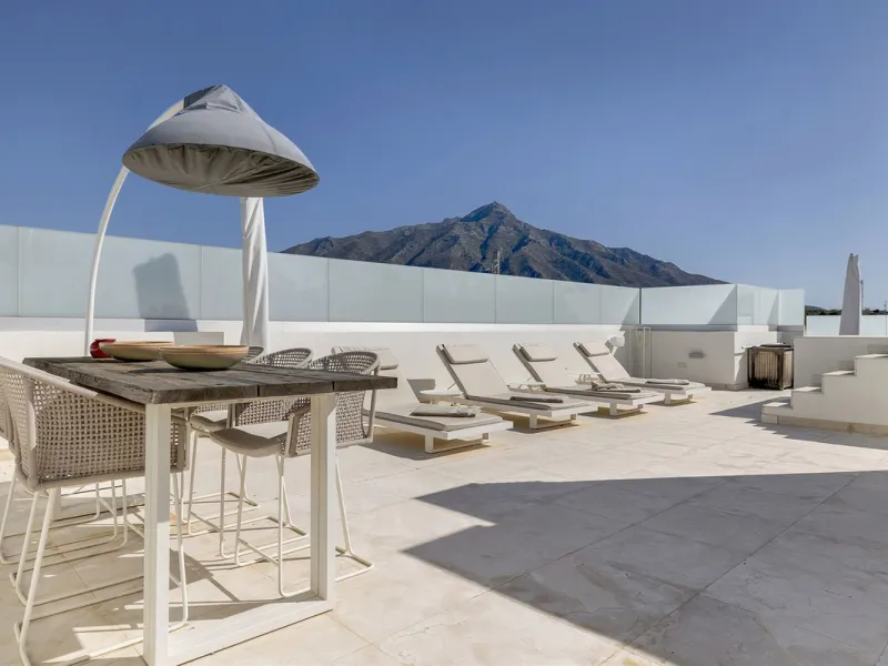 ICONIC SOUTH-FACING DUPLEX PENTHOUSE WITH PRIVATE SOLARIUM & POOL FOR SALE