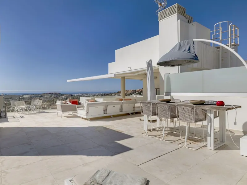 ICONIC SOUTH-FACING DUPLEX PENTHOUSE WITH PRIVATE SOLARIUM & POOL FOR SALE