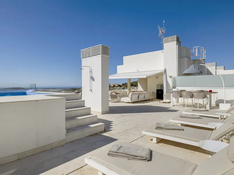 ICONIC SOUTH-FACING DUPLEX PENTHOUSE WITH PRIVATE SOLARIUM & POOL FOR SALE