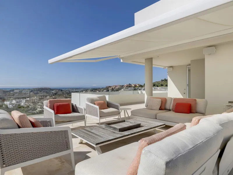 ICONIC SOUTH-FACING DUPLEX PENTHOUSE WITH PRIVATE SOLARIUM & POOL FOR SALE