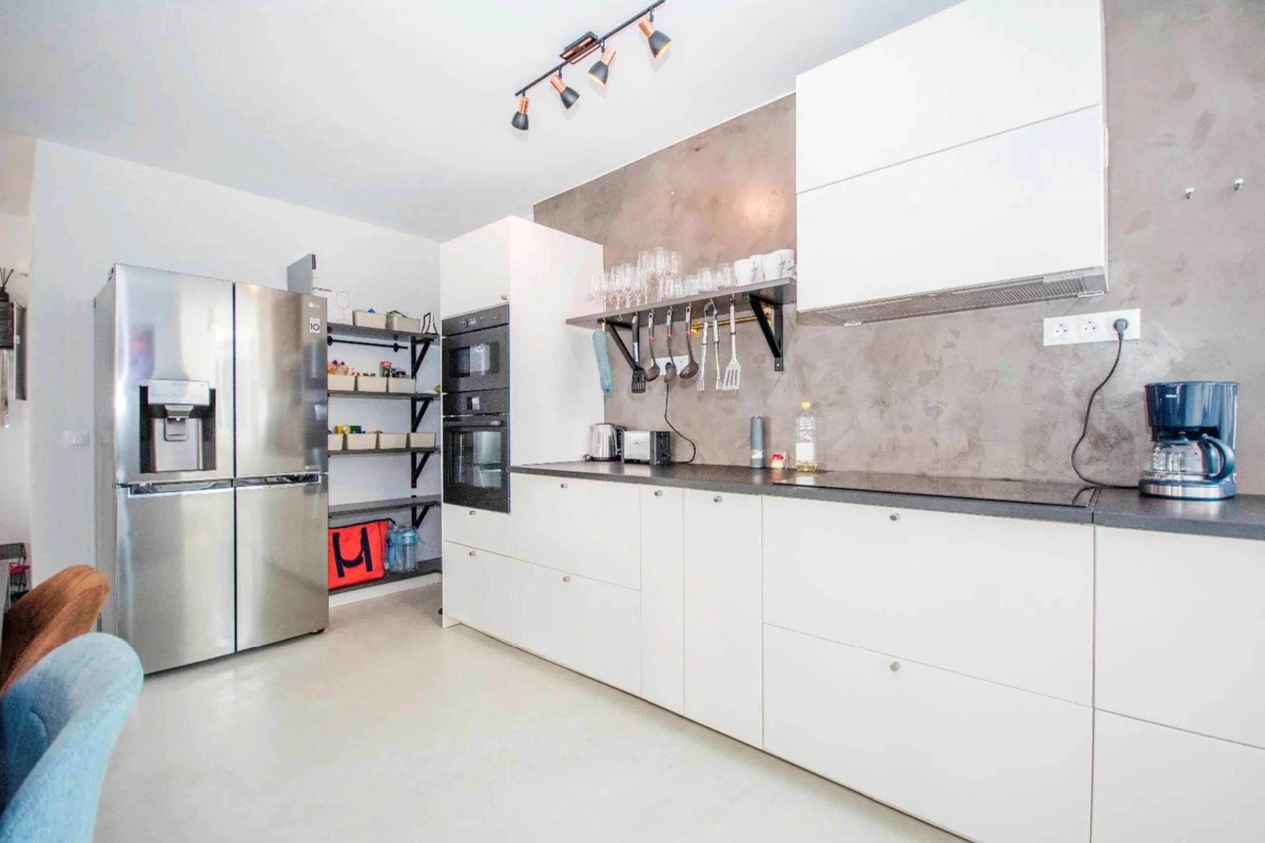 This elegant apartment, with a modernist touch, is located in the prestigious Parque Elviria urbanization in Marbella, Málaga, offering a bright and modern living experience. With three spacious bedrooms and two thoughtfully designed bathrooms, the interi