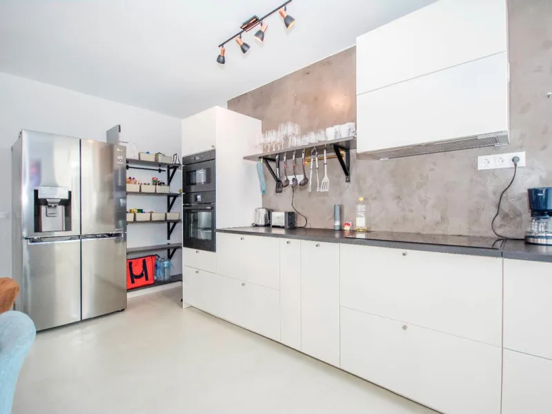 This elegant apartment, with a modernist touch, is located in the prestigious Parque Elviria urbanization in Marbella, Málaga, offering a bright and modern living experience. With three spacious bedrooms and two thoughtfully designed bathrooms, the interi