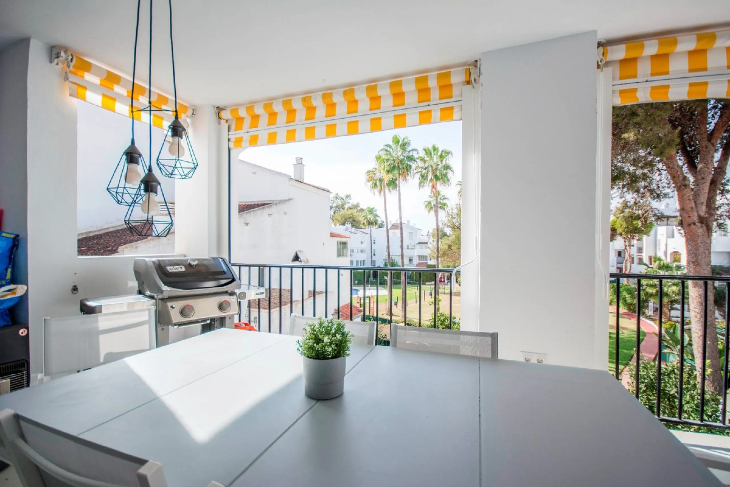 This elegant apartment, with a modernist touch, is located in the prestigious Parque Elviria urbanization in Marbella, Málaga, offering a bright and modern living experience. With three spacious bedrooms and two thoughtfully designed bathrooms, the interi