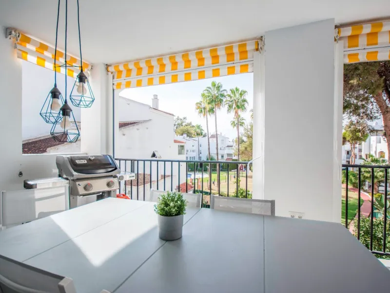 This elegant apartment, with a modernist touch, is located in the prestigious Parque Elviria urbanization in Marbella, Málaga, offering a bright and modern living experience. With three spacious bedrooms and two thoughtfully designed bathrooms, the interi