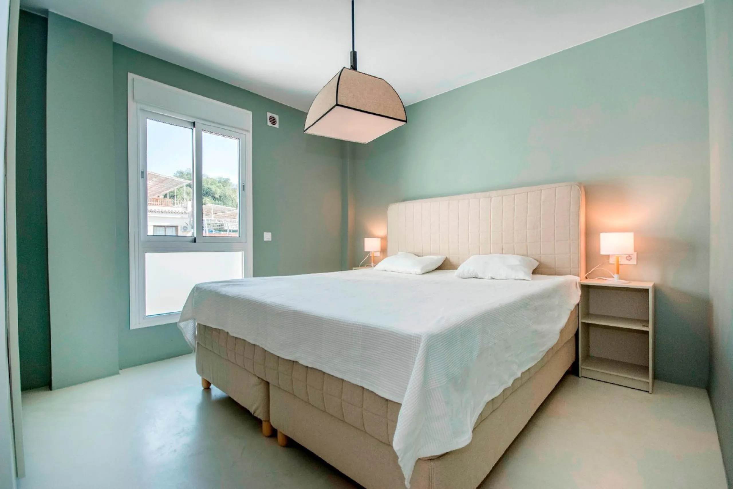 This elegant apartment, with a modernist touch, is located in the prestigious Parque Elviria urbanization in Marbella, Málaga, offering a bright and modern living experience. With three spacious bedrooms and two thoughtfully designed bathrooms, the interi
