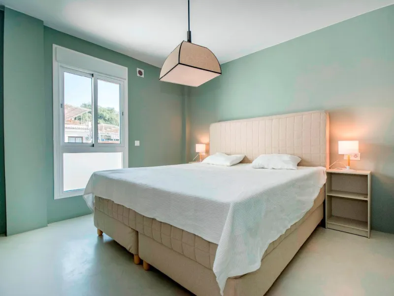 This elegant apartment, with a modernist touch, is located in the prestigious Parque Elviria urbanization in Marbella, Málaga, offering a bright and modern living experience. With three spacious bedrooms and two thoughtfully designed bathrooms, the interi