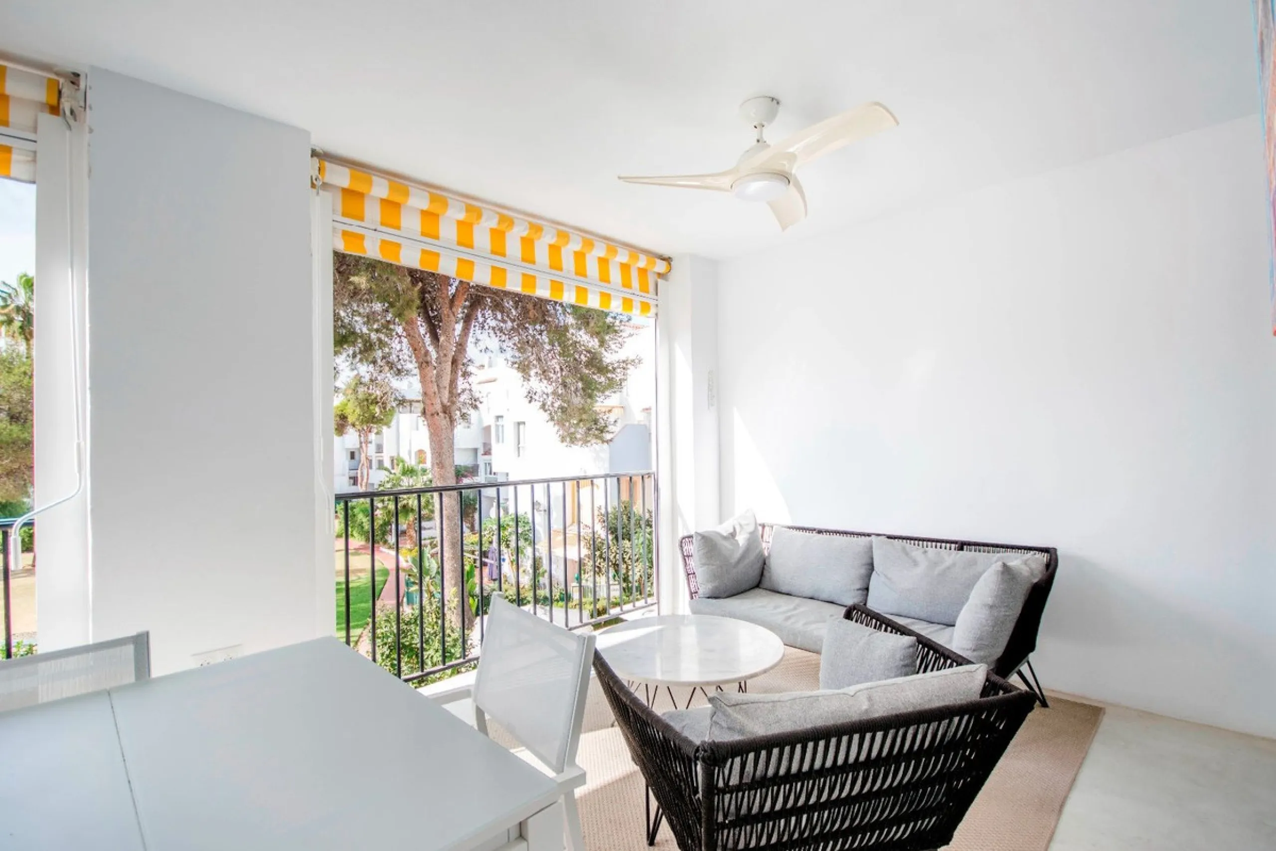 This elegant apartment, with a modernist touch, is located in the prestigious Parque Elviria urbanization in Marbella, Málaga, offering a bright and modern living experience. With three spacious bedrooms and two thoughtfully designed bathrooms, the interi