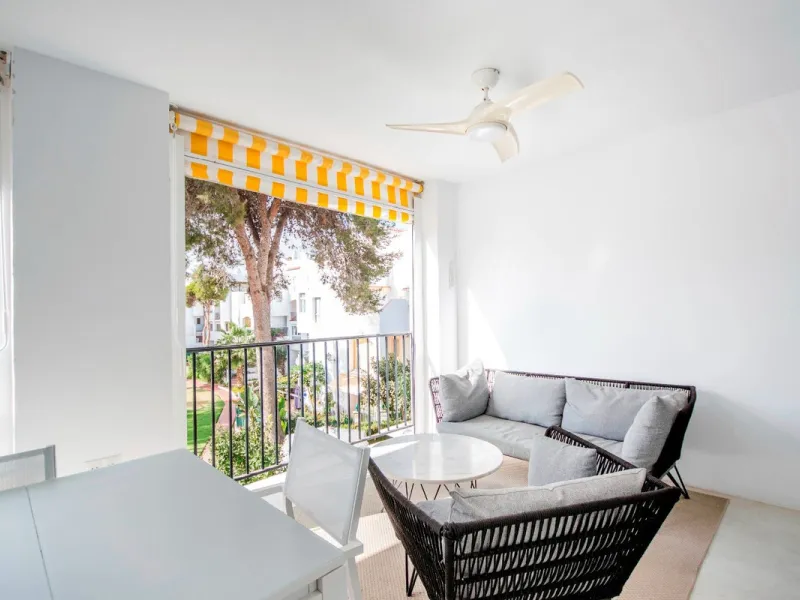 This elegant apartment, with a modernist touch, is located in the prestigious Parque Elviria urbanization in Marbella, Málaga, offering a bright and modern living experience. With three spacious bedrooms and two thoughtfully designed bathrooms, the interi