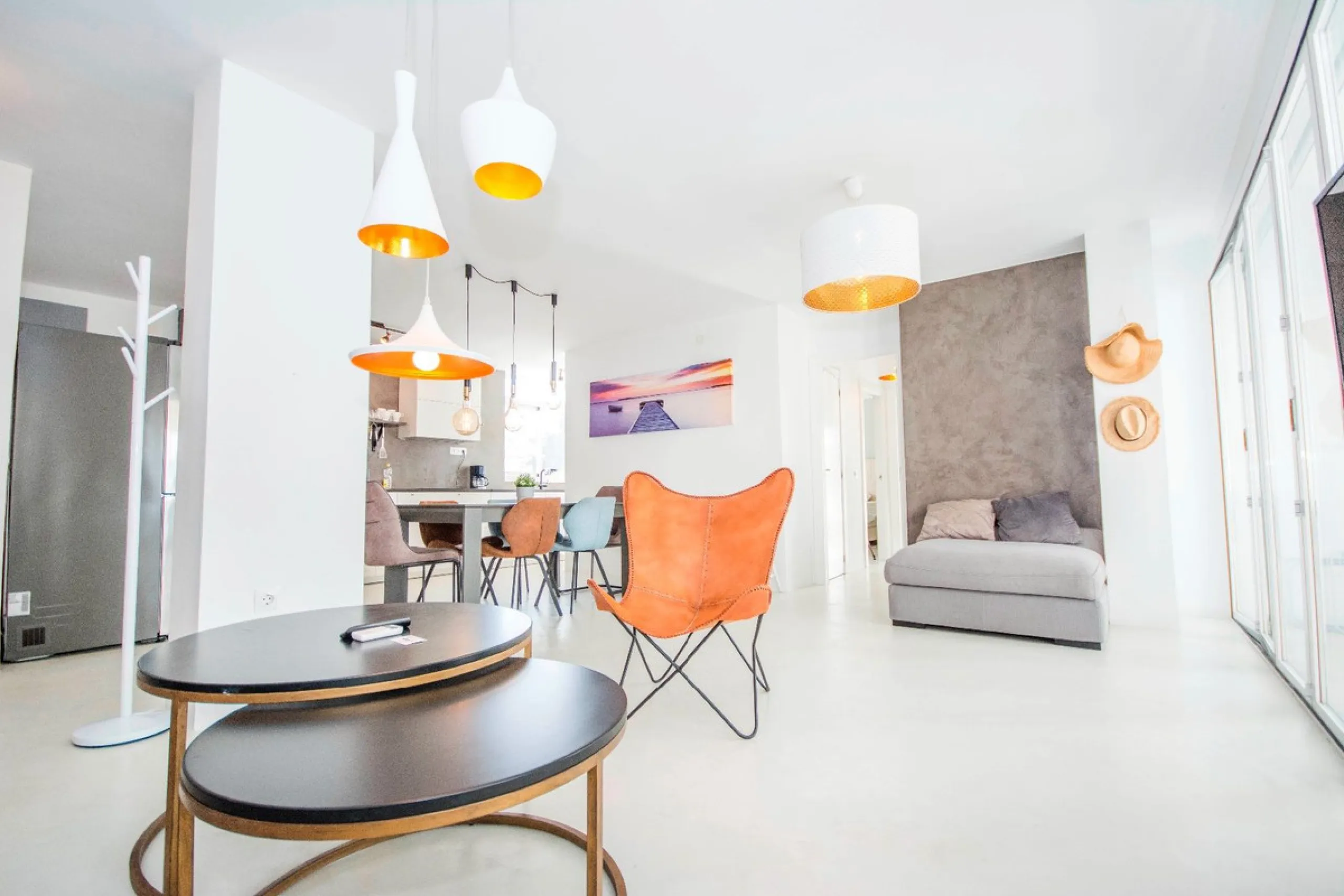 This elegant apartment, with a modernist touch, is located in the prestigious Parque Elviria urbanization in Marbella, Málaga, offering a bright and modern living experience. With three spacious bedrooms and two thoughtfully designed bathrooms, the interi