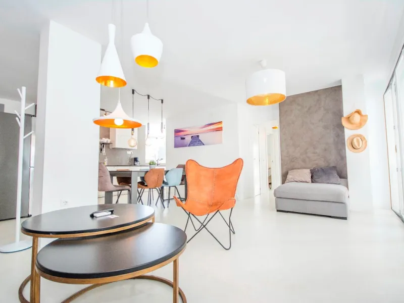 This elegant apartment, with a modernist touch, is located in the prestigious Parque Elviria urbanization in Marbella, Málaga, offering a bright and modern living experience. With three spacious bedrooms and two thoughtfully designed bathrooms, the interi