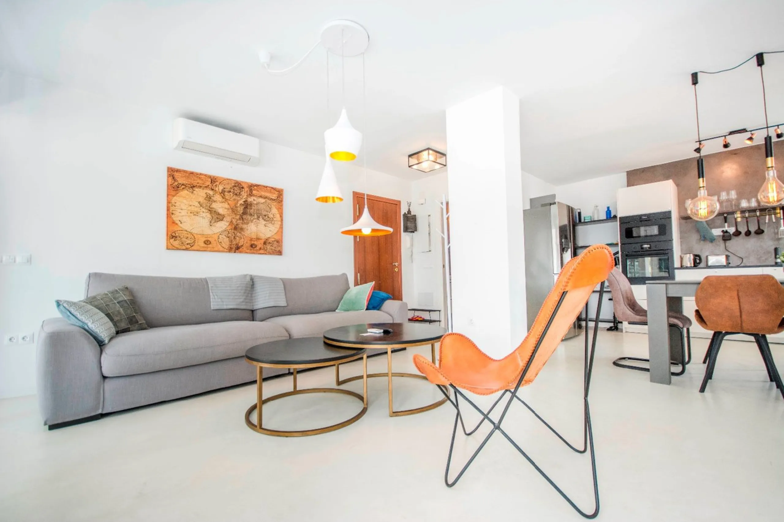 This elegant apartment, with a modernist touch, is located in the prestigious Parque Elviria urbanization in Marbella, Málaga, offering a bright and modern living experience. With three spacious bedrooms and two thoughtfully designed bathrooms, the interi