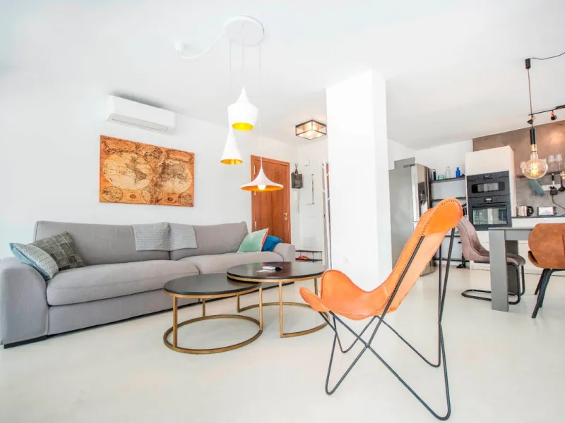 This elegant apartment, with a modernist touch, is located in the prestigious Parque Elviria urbanization in Marbella, Málaga, offering a bright and modern living experience. With three spacious bedrooms and two thoughtfully designed bathrooms, the interi