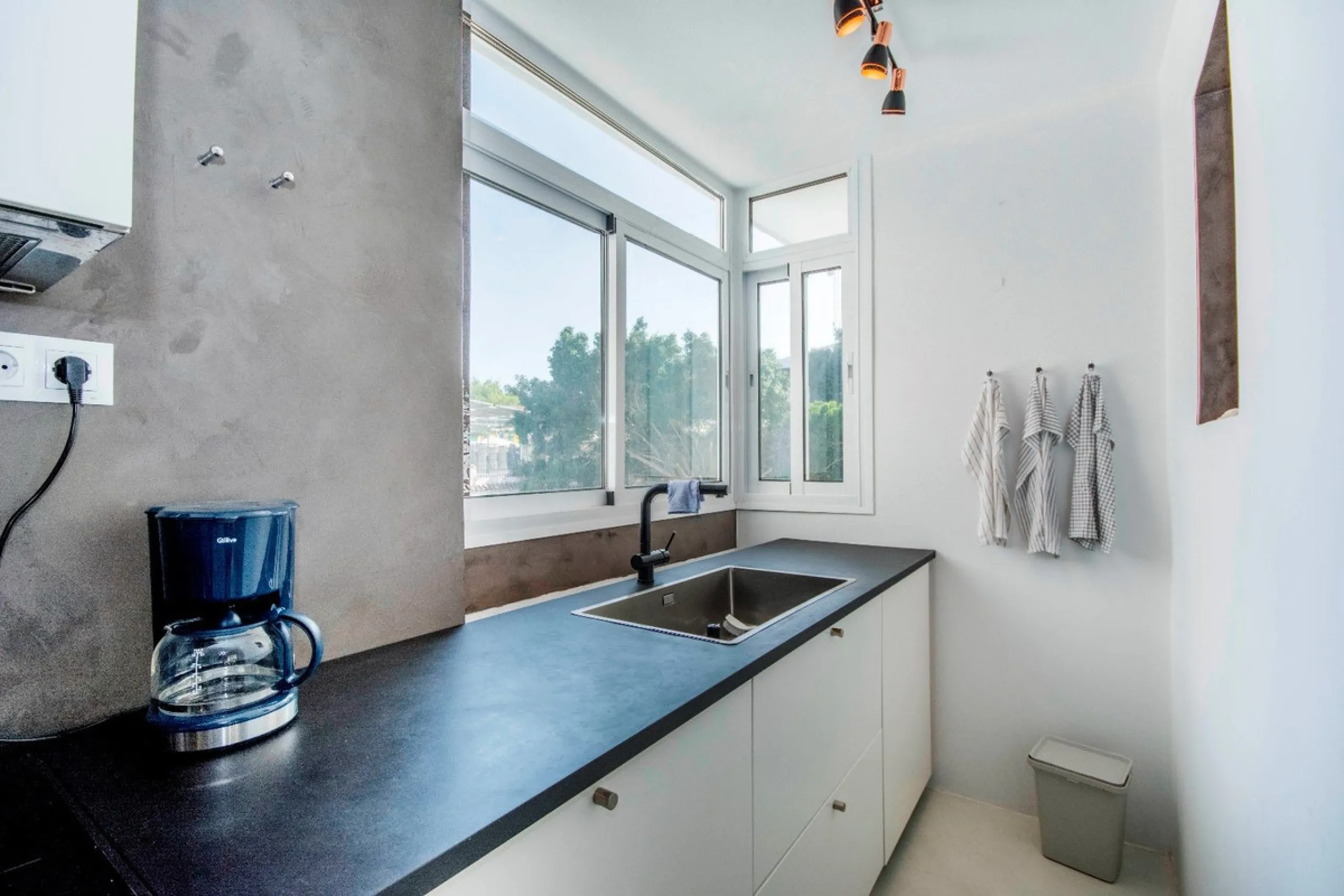 This elegant apartment, with a modernist touch, is located in the prestigious Parque Elviria urbanization in Marbella, Málaga, offering a bright and modern living experience. With three spacious bedrooms and two thoughtfully designed bathrooms, the interi