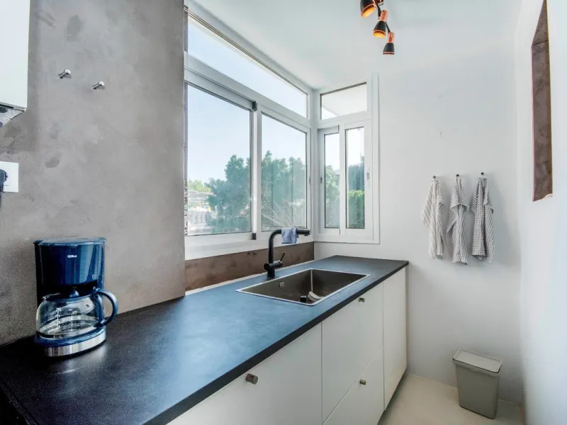 This elegant apartment, with a modernist touch, is located in the prestigious Parque Elviria urbanization in Marbella, Málaga, offering a bright and modern living experience. With three spacious bedrooms and two thoughtfully designed bathrooms, the interi