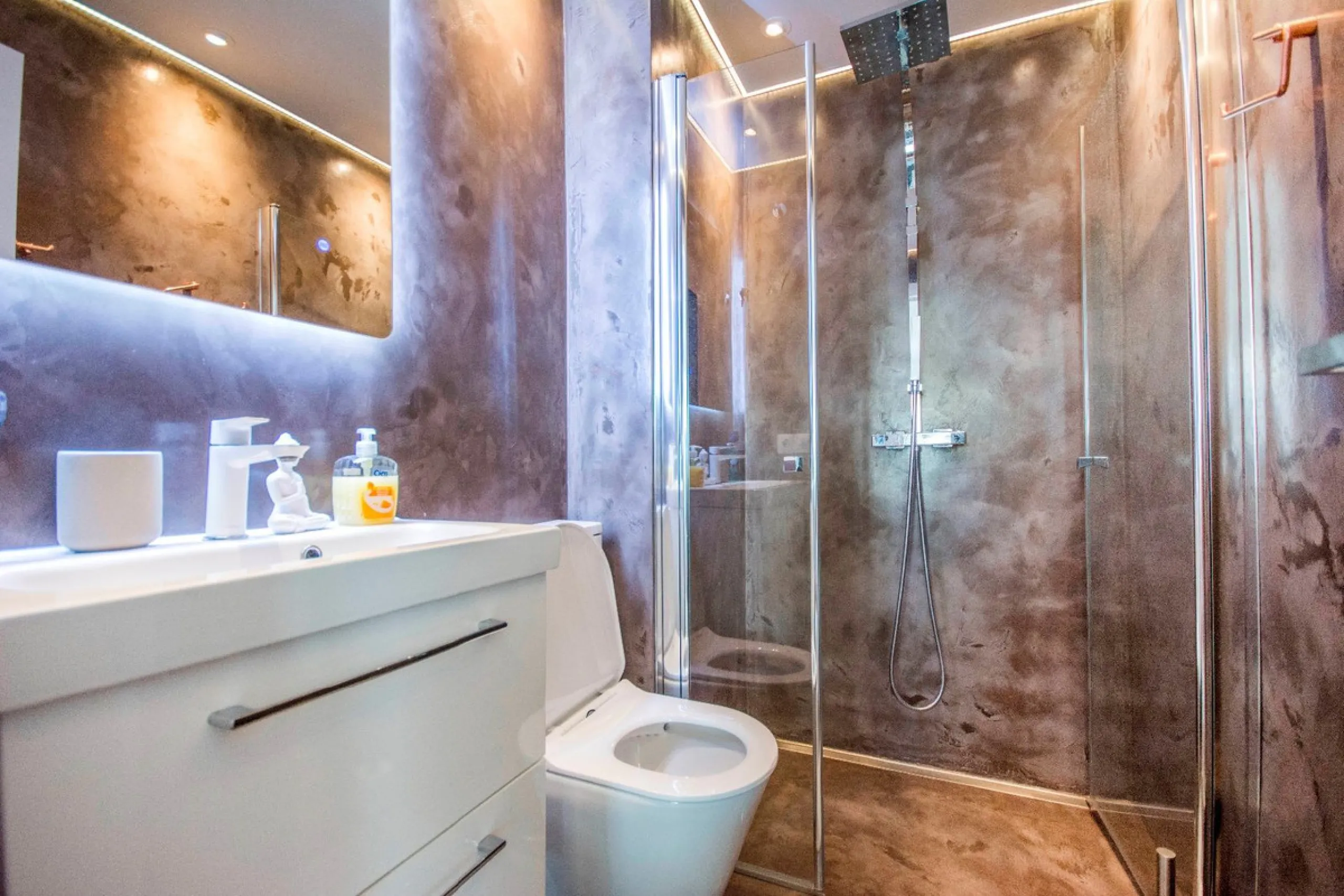 This elegant apartment, with a modernist touch, is located in the prestigious Parque Elviria urbanization in Marbella, Málaga, offering a bright and modern living experience. With three spacious bedrooms and two thoughtfully designed bathrooms, the interi