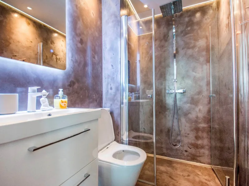 This elegant apartment, with a modernist touch, is located in the prestigious Parque Elviria urbanization in Marbella, Málaga, offering a bright and modern living experience. With three spacious bedrooms and two thoughtfully designed bathrooms, the interi