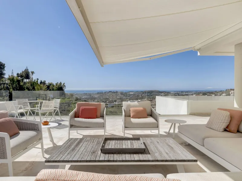 ICONIC SOUTH-FACING DUPLEX PENTHOUSE WITH PRIVATE SOLARIUM & POOL FOR SALE