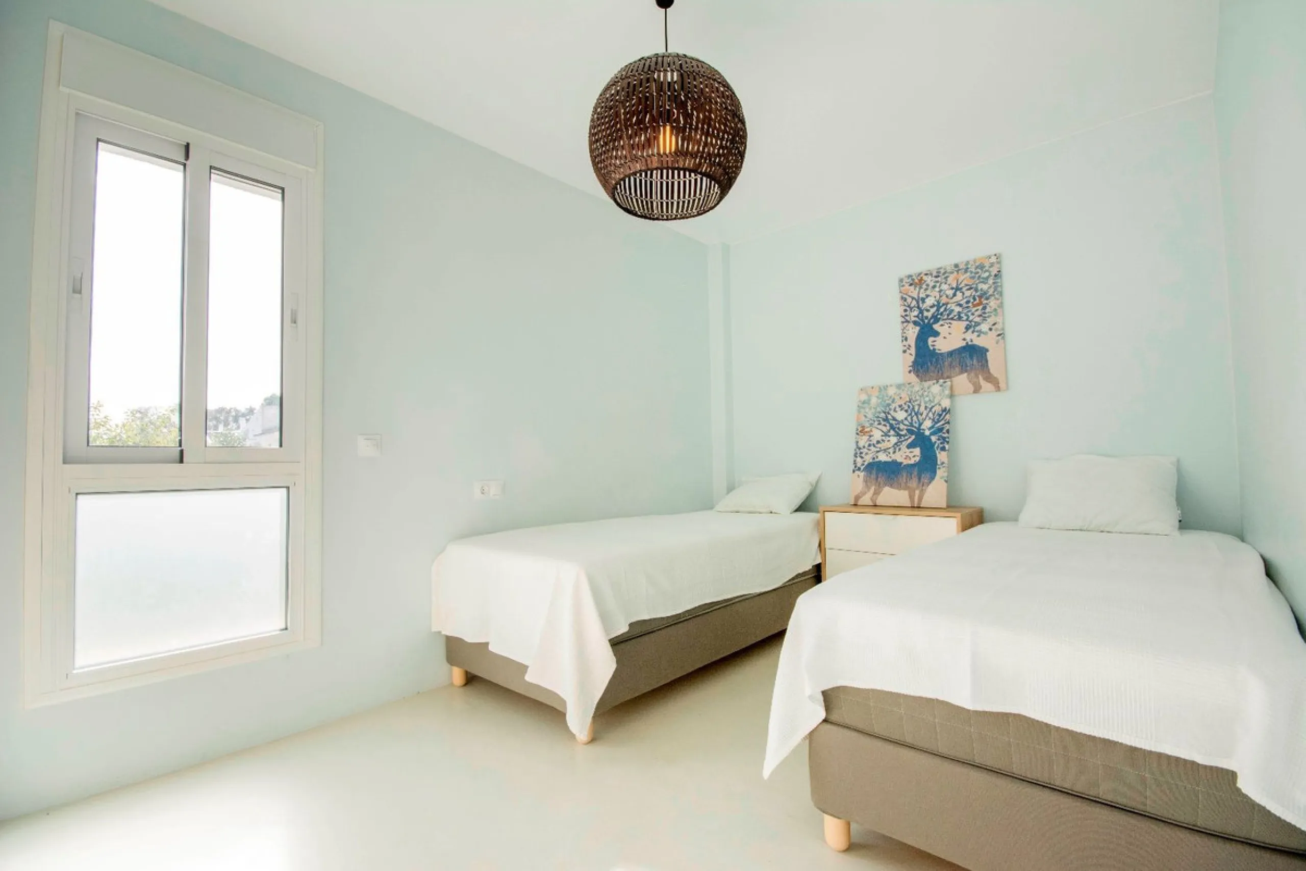 This elegant apartment, with a modernist touch, is located in the prestigious Parque Elviria urbanization in Marbella, Málaga, offering a bright and modern living experience. With three spacious bedrooms and two thoughtfully designed bathrooms, the interi