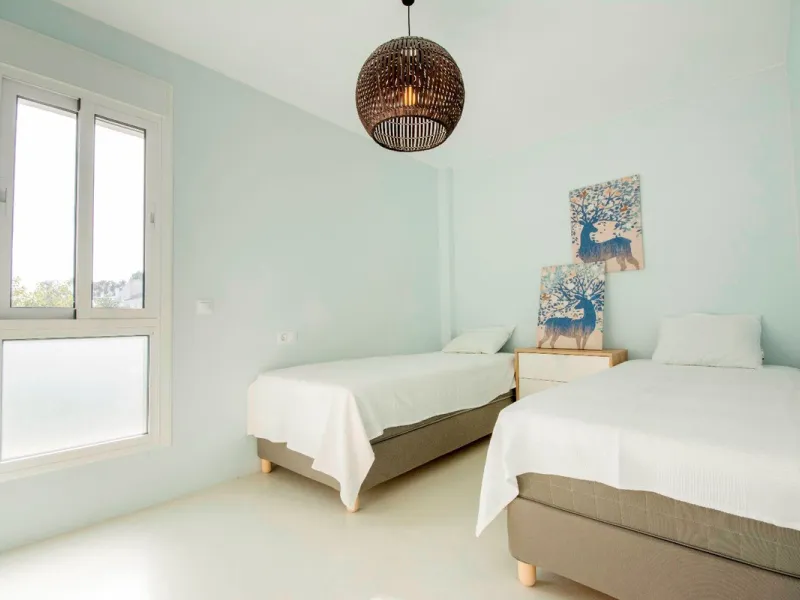 This elegant apartment, with a modernist touch, is located in the prestigious Parque Elviria urbanization in Marbella, Málaga, offering a bright and modern living experience. With three spacious bedrooms and two thoughtfully designed bathrooms, the interi