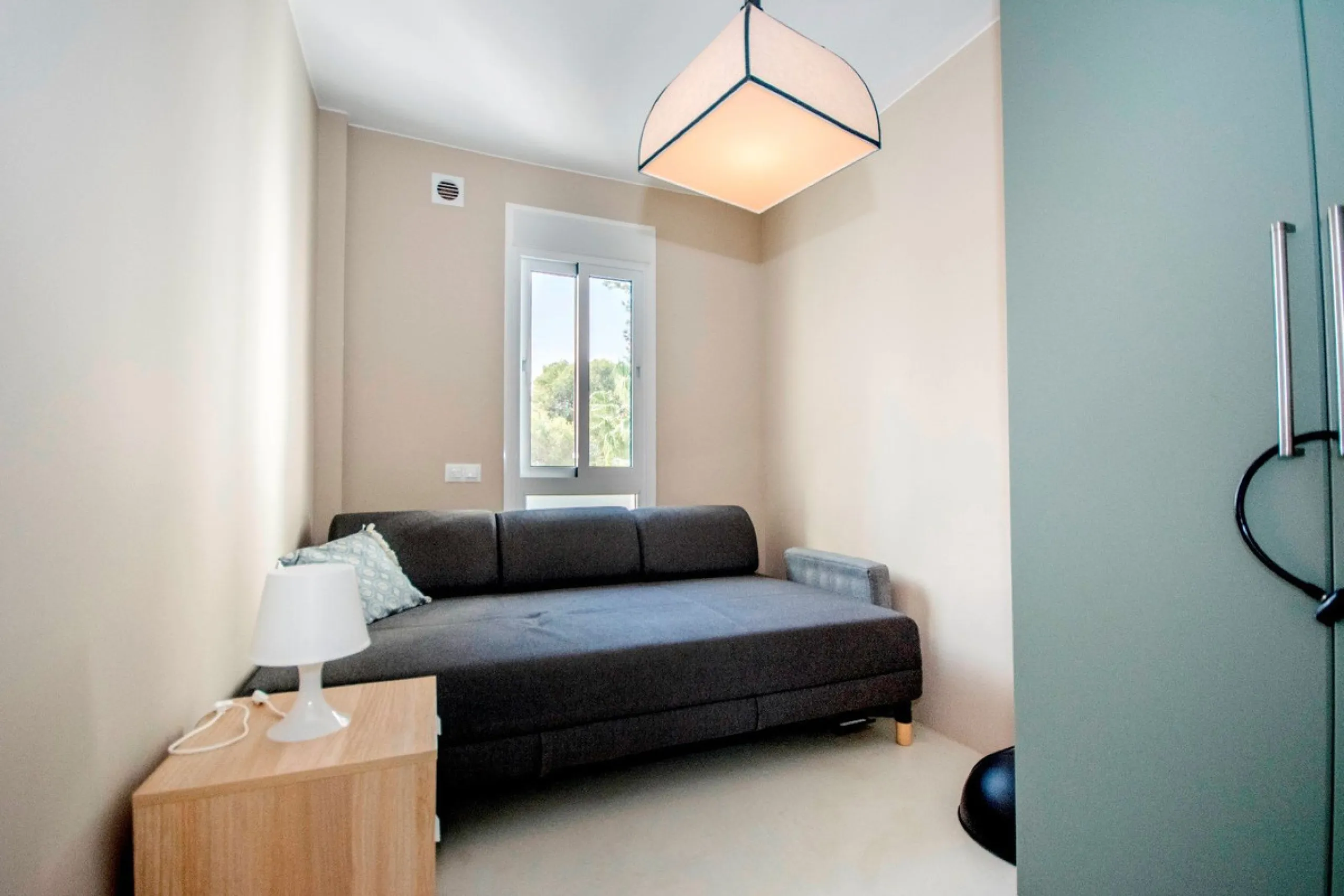 This elegant apartment, with a modernist touch, is located in the prestigious Parque Elviria urbanization in Marbella, Málaga, offering a bright and modern living experience. With three spacious bedrooms and two thoughtfully designed bathrooms, the interi