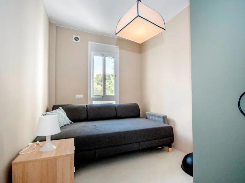 This elegant apartment, with a modernist touch, is located in the prestigious Parque Elviria urbanization in Marbella, Málaga, offering a bright and modern living experience. With three spacious bedrooms and two thoughtfully designed bathrooms, the interi