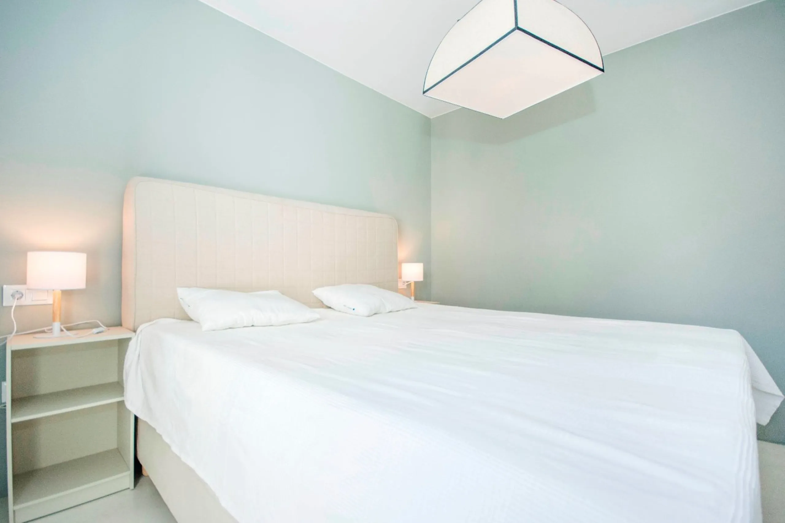 This elegant apartment, with a modernist touch, is located in the prestigious Parque Elviria urbanization in Marbella, Málaga, offering a bright and modern living experience. With three spacious bedrooms and two thoughtfully designed bathrooms, the interi