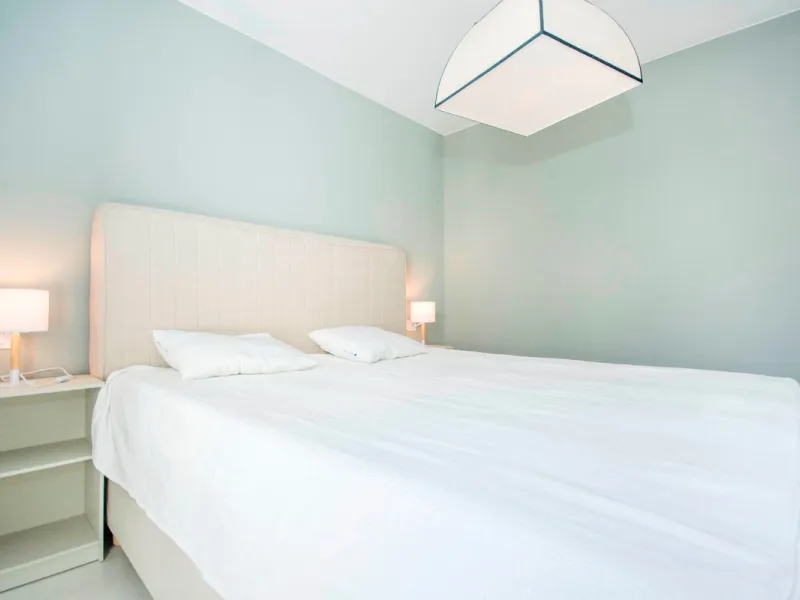 This elegant apartment, with a modernist touch, is located in the prestigious Parque Elviria urbanization in Marbella, Málaga, offering a bright and modern living experience. With three spacious bedrooms and two thoughtfully designed bathrooms, the interi