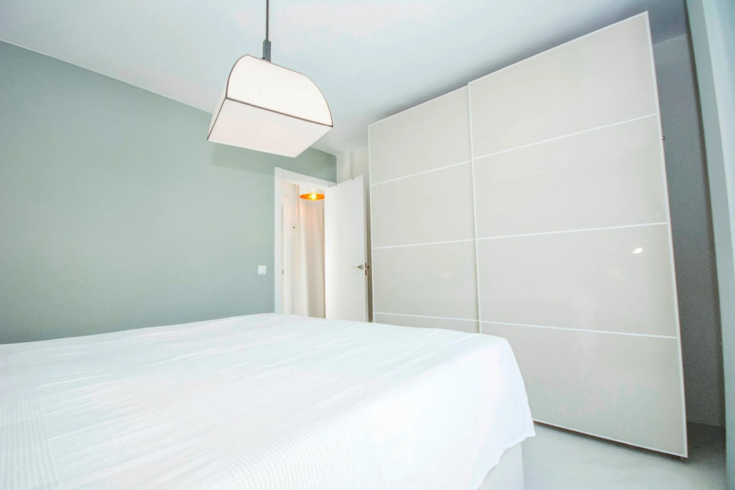 This elegant apartment, with a modernist touch, is located in the prestigious Parque Elviria urbanization in Marbella, Málaga, offering a bright and modern living experience. With three spacious bedrooms and two thoughtfully designed bathrooms, the interi