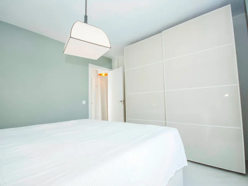 This elegant apartment, with a modernist touch, is located in the prestigious Parque Elviria urbanization in Marbella, Málaga, offering a bright and modern living experience. With three spacious bedrooms and two thoughtfully designed bathrooms, the interi