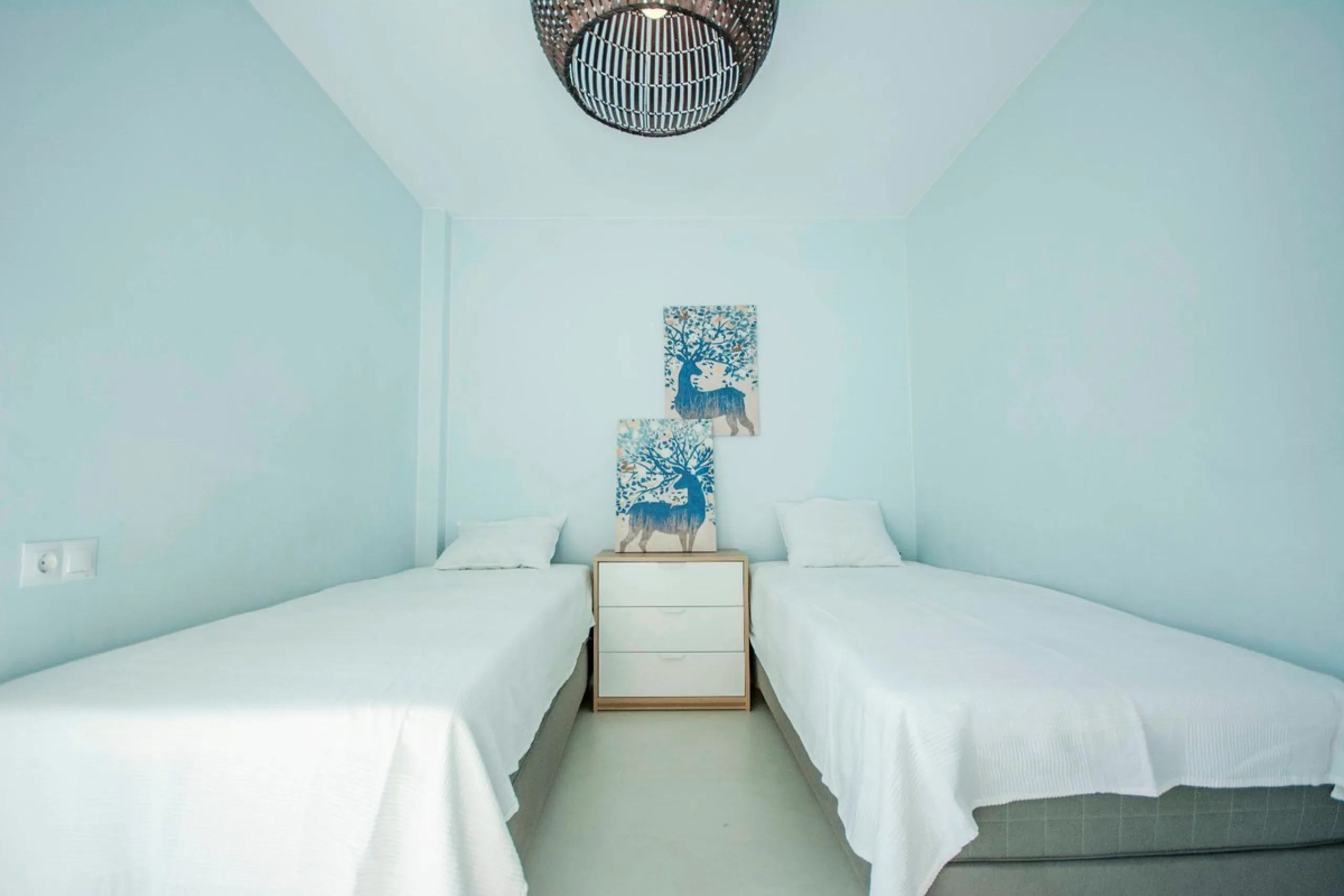 This elegant apartment, with a modernist touch, is located in the prestigious Parque Elviria urbanization in Marbella, Málaga, offering a bright and modern living experience. With three spacious bedrooms and two thoughtfully designed bathrooms, the interi