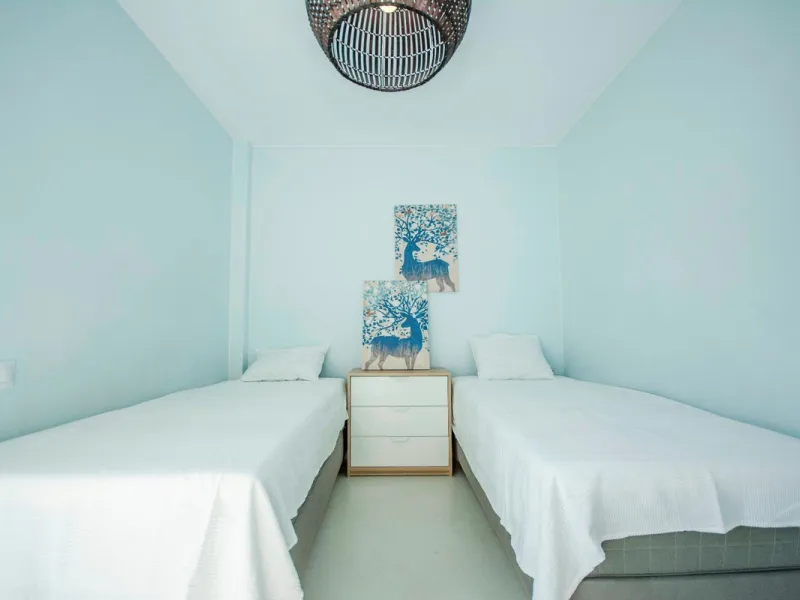 This elegant apartment, with a modernist touch, is located in the prestigious Parque Elviria urbanization in Marbella, Málaga, offering a bright and modern living experience. With three spacious bedrooms and two thoughtfully designed bathrooms, the interi