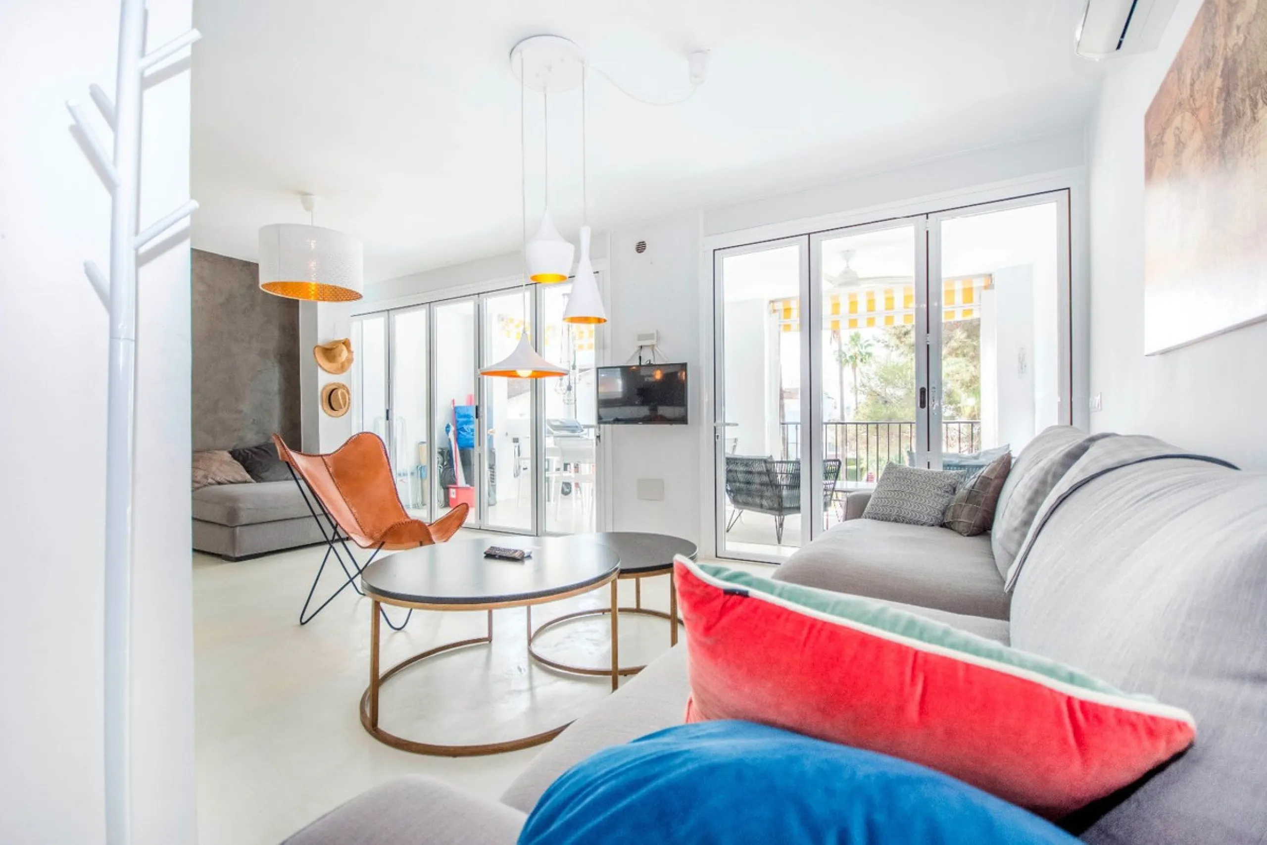 This elegant apartment, with a modernist touch, is located in the prestigious Parque Elviria urbanization in Marbella, Málaga, offering a bright and modern living experience. With three spacious bedrooms and two thoughtfully designed bathrooms, the interi