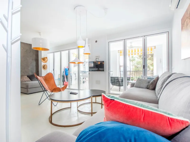 This elegant apartment, with a modernist touch, is located in the prestigious Parque Elviria urbanization in Marbella, Málaga, offering a bright and modern living experience. With three spacious bedrooms and two thoughtfully designed bathrooms, the interi