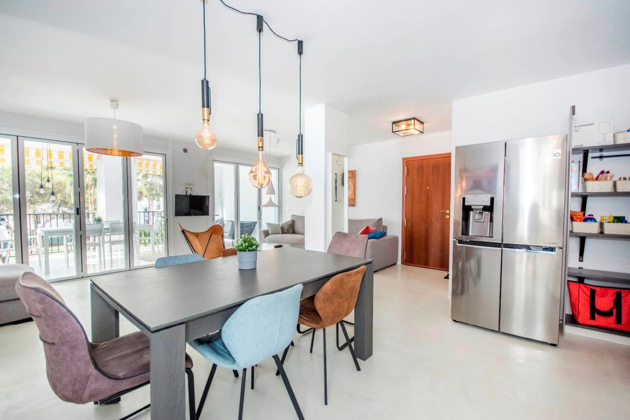 This elegant apartment, with a modernist touch, is located in the prestigious Parque Elviria urbanization in Marbella, Málaga, offering a bright and modern living experience. With three spacious bedrooms and two thoughtfully designed bathrooms, the interi