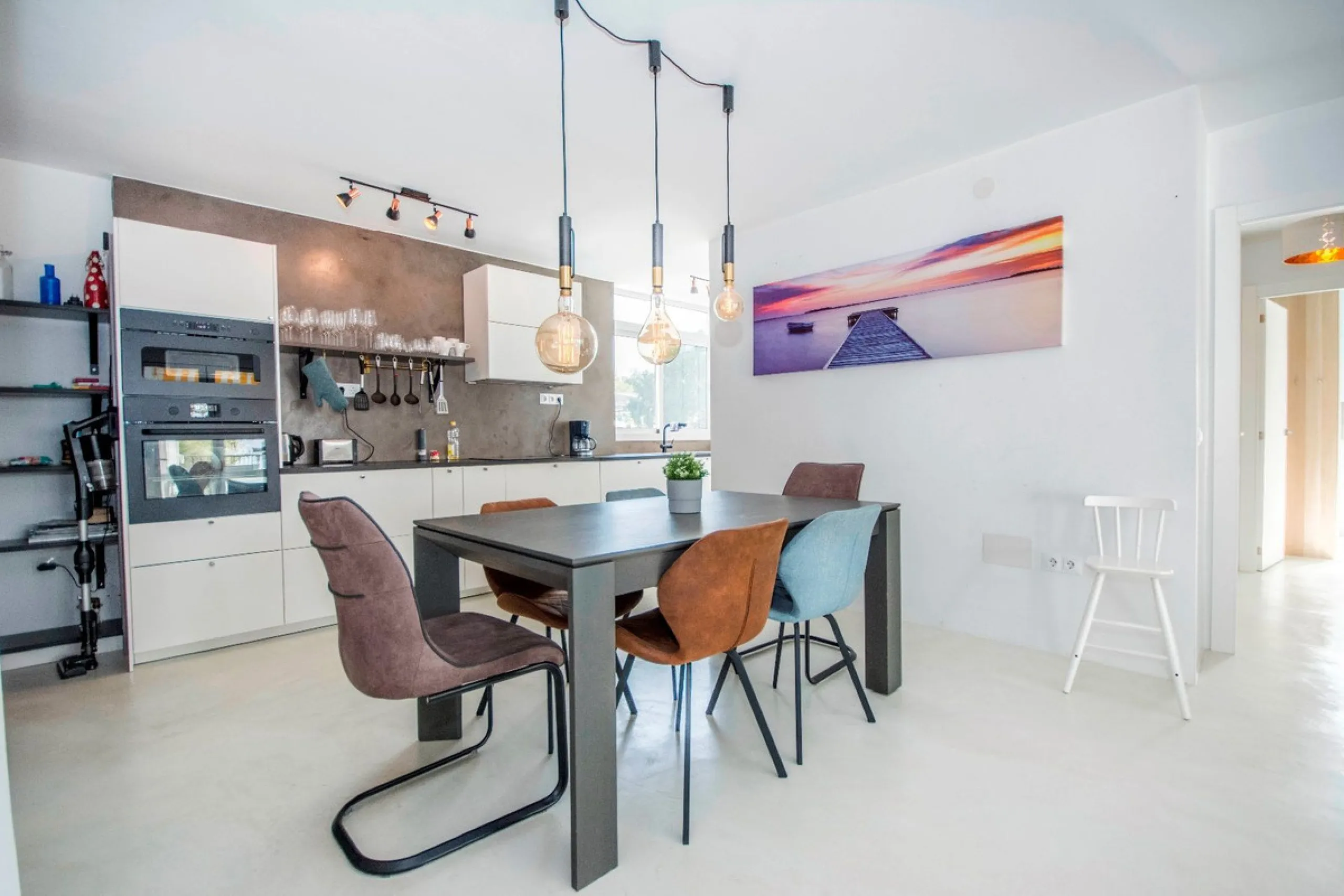 This elegant apartment, with a modernist touch, is located in the prestigious Parque Elviria urbanization in Marbella, Málaga, offering a bright and modern living experience. With three spacious bedrooms and two thoughtfully designed bathrooms, the interi