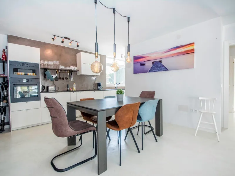 This elegant apartment, with a modernist touch, is located in the prestigious Parque Elviria urbanization in Marbella, Málaga, offering a bright and modern living experience. With three spacious bedrooms and two thoughtfully designed bathrooms, the interi