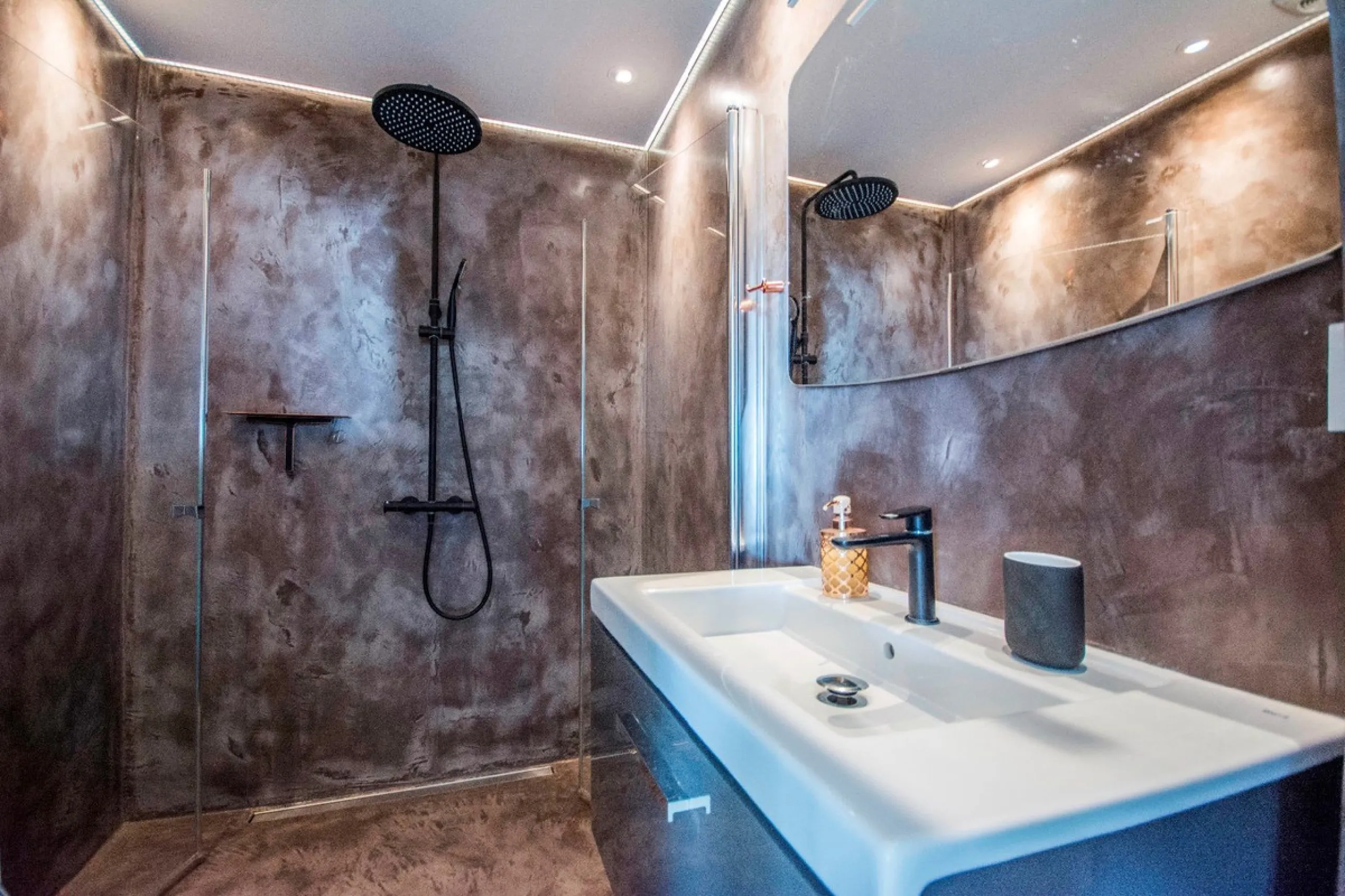 This elegant apartment, with a modernist touch, is located in the prestigious Parque Elviria urbanization in Marbella, Málaga, offering a bright and modern living experience. With three spacious bedrooms and two thoughtfully designed bathrooms, the interi