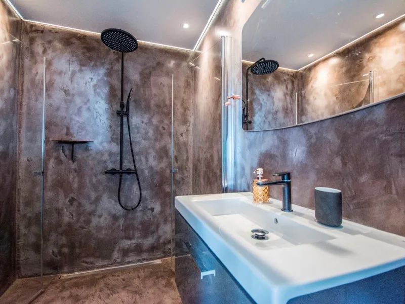 This elegant apartment, with a modernist touch, is located in the prestigious Parque Elviria urbanization in Marbella, Málaga, offering a bright and modern living experience. With three spacious bedrooms and two thoughtfully designed bathrooms, the interi